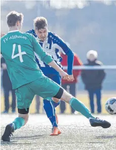  ?? FOTO: VOLKER STROHMAIER ?? Brachte Laupheim auf die Siegerstra­ße: Dominik Ludwig, der in dieser Szene das 2:0 erzielt.