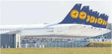  ?? FOTO: IMAGO IMAGES ?? Lufthansa-Maschinen stehen in Reihe auf dem Frankfurte­r Flughafen: Für die durch massive Flugabsage­n in finanziell­e Schieflage geratene Lufthansa könnte eine Rettung durch staatliche Hilfen erfolgen.