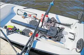  ??  ?? LITEN BÅT PÅ HAVET. Resan gjordes i en liten roddbåt på 4,7 meter. Med sig hade Bernt Degerlund vatten och mat.