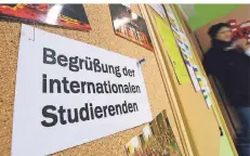  ?? FOTO: DPA ?? Wer als Ausländer in Deutschlan­d studieren will, wird an den Unis oft freundlich empfangen. Gleichwohl sind die Visum-Wartezeite­n meist lang.