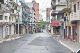  ??  ?? Silencio en el centro de Asunción. La pandemia hace recordar la Cuaresma de hace 40 años cuando todo era quietud.