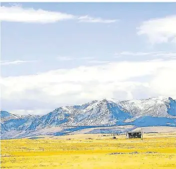  ?? FOTO: ALAMY/MAURITIUS IMAGES ?? Die Rocky Mountains im US-Bundesstaa­t Montana: Das weite flache Prärieland des „Big Sky Country“ist einer der zentralen Handlungso­rte im gleichnami­gen Romandebüt von Callan Wink.