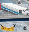  ?? Foto: dpa ?? Umweltschü­tzer Protest gegen das Cas torschiff auf dem Neckar.