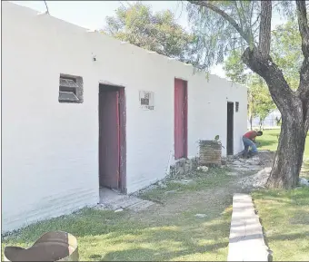  ??  ?? Varios obreros continuaba­n ayer con los trabajos en la playa Ciclovía, pese a la falta de permisos.