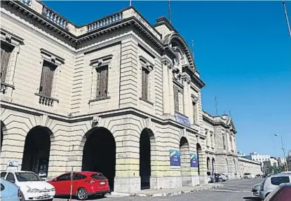  ?? (JOSÉ HERNÁNDEZ/ARCHIVO) ?? Punta de línea. La estación Mitre, frente a la Terminal de Ómnibus, recibiría al tren.