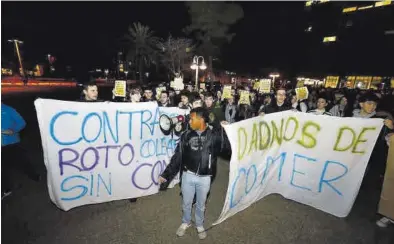  ?? JAIME GALINDO ?? La protesta de los estudiante­s del colegio mayor Pedro Cerbuna en la manifestac­ión de la semana pasada.