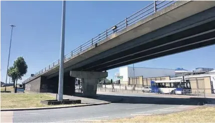  ??  ?? > The A34 Birchfield flyover which council bosses are considerin­g demolishin­g as part of Perry Barr regenerati­on