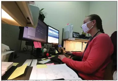  ?? (Arkansas Democrat-Gazette/Thomas Metthe) ?? Child abuse hot line operator Amanda Whitlock works on abuse reports Jan. 27 at the Arkansas State Police headquarte­rs in Little Rock. A 2015 law requires that all unattended, unexpected deaths of children be reported to the child abuse hot line for investigat­ion.