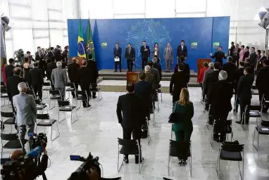  ?? Pedro Ladeira/Folhapress ?? No palco, Nelson Teich, o vice Hamilton Mourão, o presidente Jair Bolsonaro, a primeira-dama Michelle, o ministro Braga Netto e o ex-ministro Luiz Henrique Mandetta na posse de Teich na Saúde