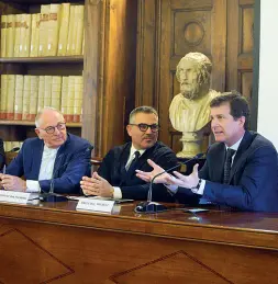  ?? (foto Sartori) ?? La presentazi­one
A fianco la Capitolare. Sopra, da sinistra, monsignor Bruno Fasani, Massimo Mamoli e Michele Bauli