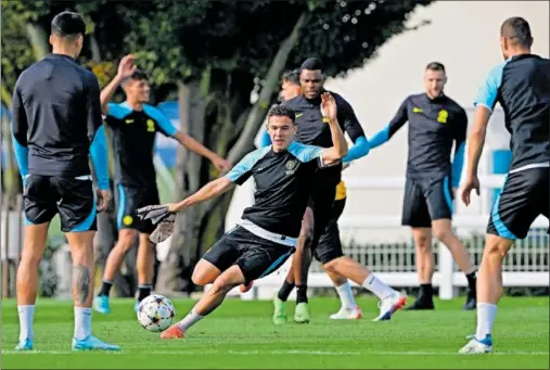  ?? ?? El albanés Asllani, en medio de un rondo del entrenamie­nto de ayer del Inter de Milán.