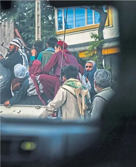  ?? Picture Marcus Yam ?? Heavily armed Taliban patrolling Kabul on Monday, the day after they swept into the capital