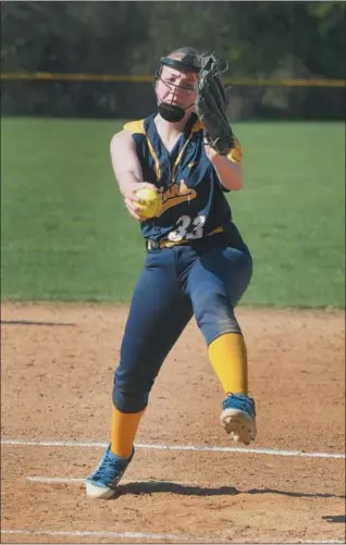  ?? GENE WALSH — MEDIANEWS GROUP ?? Wissahicko­n’s Bella Harris tosses one to the plate against Upper Dublin on Tuesday.