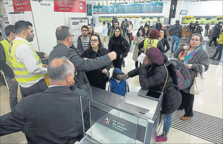  ?? XAVIER GÓMEZ ?? Pasajeros en busca de explicacio­nes. Una imagen ayer muy habitual en Sants y en el resto de estaciones afectadas por un nuevo día de retrasos y caos ferroviari­o