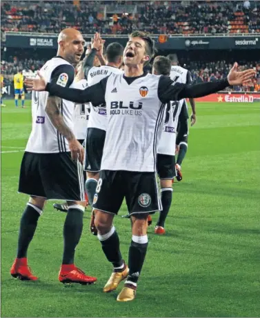  ??  ?? SU PRIMERA GRAN NOCHE. El argentino se ganó al público de Mestalla con su actuación de ayer.