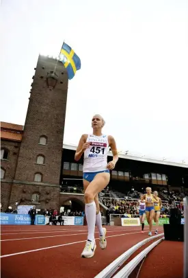  ?? FOTO: LEHTIKUVA/MARTTI KAINULAINE­N ?? OVAN DISTANS. Sandra Eriksson valde att löpa 10000 meter i Sverigekam­pen i stället för det för henne vanliga 3000 meter hinder för att skona benen som inte är vana vid tävling.