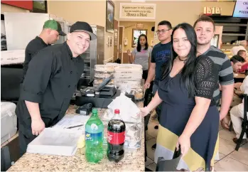  ?? ROXANA DE LA RIVA / LA PRENSA ?? Mar Angeli Castro y Jorge Luis Fontán recibieron su cena cortesía de Melao Bakery. Esperan en Orlando poder volver a Caguas.