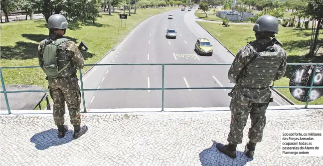  ?? ALEXANDRE BRUM / AGENCIA O DIA ?? Sob sol forte, os militares das Forças Armadas ocuparam todas as passarelas do Aterro do Flamengo ontem