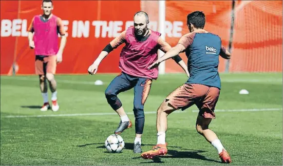  ?? MIGUEL RUIZ / FC BARCELONA ?? Iniesta, lesionado desde el día 3, ha acelerado su recuperaci­ón y efectuó la mayor parte del entrenamie­nto de ayer con el grupo