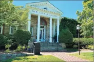  ?? Grace Duffield / Hearst Connecticu­t Media ?? The front of the 1913 portion of the New Canaan Library.