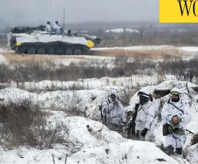 ?? SERGEI SUPINSKY / AFP / GETTY IMAGES ?? Ukrainian servicemen take part in tactical exercises near Goncharivs­ke village, not far from the border with Russia, on Monday. Tensions between the nations remained high after Russia’s seizure of three Ukrainian ships last week.