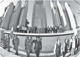  ??  ?? GÓMEZ PALACIO, Dgo. (OEM).- El Ayuntamien­to local rindió tributo a los Niños Héroes de Chapultepe­c.