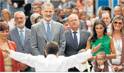  ?? BALLESTERO­S / EFE ?? Felipe VI y doña Letizia observan ayer un baile típico en Pinofranqu­eado, en la comarca cacereña de las Hurdes.