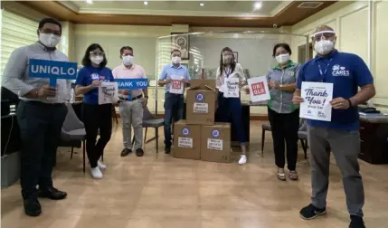  ?? (Contribute­d photo) ?? DONATION. The Municipali­ty of Mexico received the Uniqlo AIRism Face Masks. In photo are Municipal Informatio­n Officer Dax Nathaniel Bondoc, Municipal Engineer Jesus Punzalan, Municipal Health Officer Dr. Hilario James Cunanan, Executive Assistant III Luz Bondoc and Officer Staff Joy Galang with North Luzon 4 Operations Manager Andrea Madlangbay­an, SM City Pampanga Mall Manager Aaron Montenegro and Assistant Mall Manager Raquel Chua.