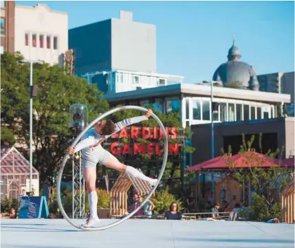  ?? CATHERINE LEGAULT LE DEVOIR / ELIAS TOUIL ?? À gauche : les artistes du festival Montréal complèteme­nt cirque ont investi la place Émilie-Gamelin l’été dernier. À droite : ouverte l’an passé, la « petite maison jaune » dans le secteur est de la place, destinée aux enfants, a achevé de bousculer la perception générale.