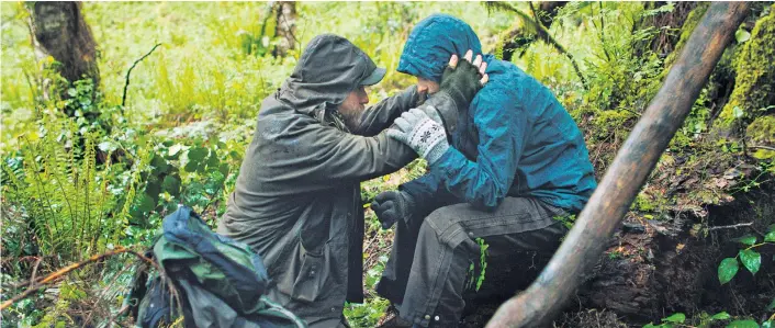  ??  ?? Die leuchtend grünen Wälder Oregons sind für sie zum Fluchtort geworden: Will (Ben Foster) und Tom (Thomasin McKenzie) haben der Zivilisati­on entsagt.