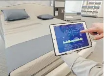  ?? THE ASSOCIATED PRESS ?? Sleep Number store manager Lee Pulliam shows how the company’s technology tracks your sleeping patterns.