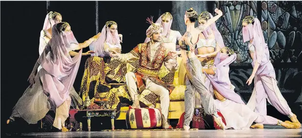  ??  ?? Orientklis­chees von anno dazumal wirken als Kulissen einfach nicht mehr bezaubernd: In „Le Corsaire“an der Staatsoper tanzt Mihail Sosnovschi den Pascha. Die unverschle­ierte Tänzerin vor ihm ist Liudmila Konovalova.