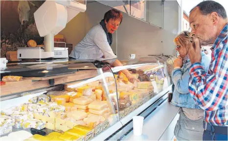  ?? FOTO: JANA MACK ?? Bei der Hofkäserei Altschulze­nhof hatten die Besucher die Qual der Wahl: Zwischen Cassis-Molke, Chilifrisc­hkäse und Joghurt gab es zahlreiche Käsesorten.