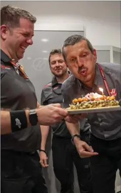  ??  ?? Haas-teamchef, Günther Steiner, fyldte 53 år i går, og blev begavet med en super Kevin-kval og lagkage.