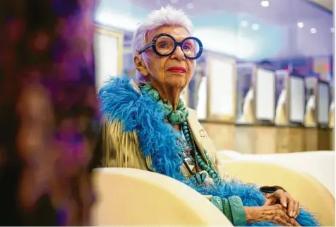  ?? Foto: Thais Llorca/EFE, dpa ?? „Was andere denken, ist mir egal“: die Stilikone Iris Apfel, hier im Jahr 2016.