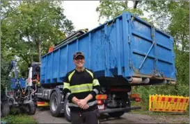  ??  ?? FÖR BORT. Miika Rundelin har kört röjningsvi­rke i flera dagar för Desentti.