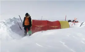  ?? Foto: Frida Pelin ?? Efter en blåsig natt blev morgonens första uppgift att gräva fram tältet ur snödrivan som hopat sig runt lägerplats­en. Nina Teirasvuo fick ofta använda spaden.