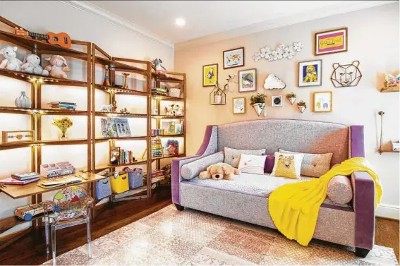  ?? Samantha Sanchez ?? Yésely Love of Canaima Design created a bespoke shelving unit for this girl’s bedroom. One section folds down for a desk, or it can be propped up for an art easel.