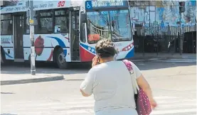  ??  ?? Mal hábito. Cruzar las calles sin soltar el teléfono celular.