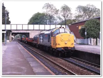  ?? DAVID CLOUGH. ?? With its replacemen­t Ruston engine displaying no sign that it is working at full power, 37905 hauls the 1,400-tonne 0730 Mossend-Margam upgrade from Shrewsbury, mainly at 1-in-100, through Church Stretton at around 25mph on May 13 1989.