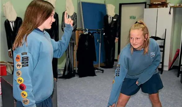  ?? KASHKA TUNSTALL ?? Ally Vincent-Tait and Lara Johns play out a scene of sideline abuse in their Northcote Intermedia­te School drama class.