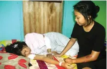  ?? ADI WIJAYA/JAWA POS ?? MASIH PEMULIHAN: Gita Agustin (kanan) menemani Dina Rizkiana di rumahnya kemarin. Kepalanya mendapat 10 jahitan setelah terbentur aspal jalan.