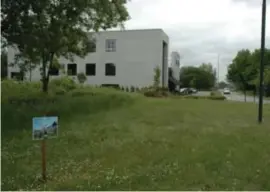  ?? FOTO JTH ?? Waar nu nog een grasveld is op de hoek van de Terhillsla­an en de Zetellaan, komt een koffiebran­derij.