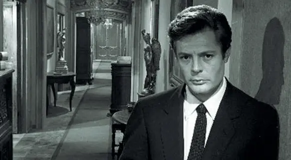  ??  ?? Al cinema Marcello Mastroiann­i nel film di Mauro Bolognini «Il bell’Antonio» , 1960. L’attore interpreta­va un uomo costretto negli stereotipi