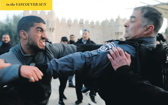  ?? MENAHEM KAHANA / AFP / GETTY IMAGES ?? An Israeli police officer scuffles with a Palestinia­n protester in Jerusalem’s Old City on Thursday. Israeli forces were bracing for the possibilit­y of stronger violence on Friday.