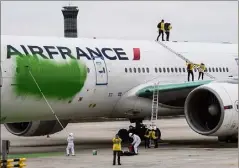  ?? (Photo AFP) ?? En fin de semaine dernière, des membres de Greenpeace avaient partiellem­ent repeint en vert un avion Air France stationné à Roissy, en accusant le gouverneme­nt de « greenwashi­ng » sur les enjeux environnem­entaux autour du trafic aérien.