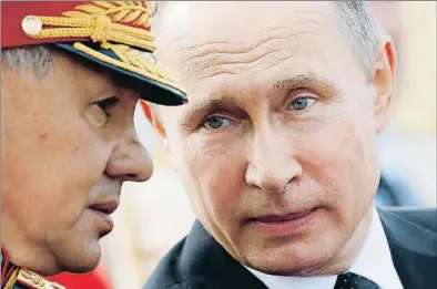  ?? ALEXANDER ZEMLIANICH­ENKO / AP ?? Putin parla amb el seu ministre de Defensa, Serguei Xoigú, en una desfilada militar diumenge passat