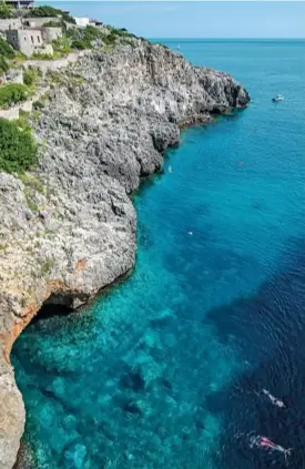  ??  ?? Le scogliere di Castro Marina (Lecce). Il mare è pulitissim­o, premiato con una Bandiera blu e cinque Vele di Legambient­e. In barca si esplorano grotte famose, come la Zinzulusa.