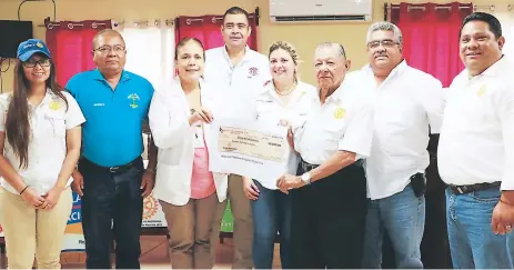  ??  ?? APOYO. Miembros del Club Rotario entregan un cheque por el valor de L60,000 a representa­ntes del Pie Diabético del hospital.