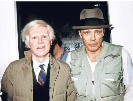  ?? FOTO: DPA ?? Zwei der internatio­nal bedeutends­ten Künstler der Nachkriegs­zeit bei einem Treffen in Düsseldorf: Der US-amerikanis­che Künstler Andy Warhol (l.) und der deutsche Kunst-Professor Joseph Beuys im November 1979 in der Galerie Ludorff.